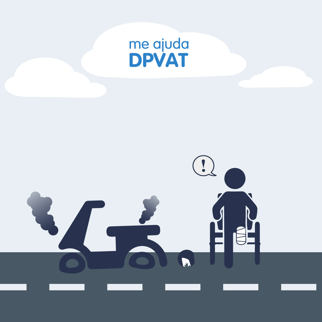 Moto quebrada e pessoa na cadeira de rodas com a perna enfaixada